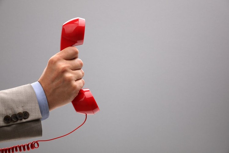 W większości przypadków, rekruterzy przeszukują wiele aplikacji, by wyselekcjonować spośród nich te osoby, które według nich najlepiej spełniają wymagania stawiane w ofercie pracy. Gdy już zweryfikują nadesłane CV, dzwonią do wybranych osób z zaproszeniem do kolejnego etapu. Zazwyczaj pada wówczas kilka miłych słów odnośnie naszej osoby, więc powinniśmy uważać by nie poczuć się zbyt pewnie i nie powiedzieć czegoś co mogłoby nam zaszkodzić. Pamiętajmy, że zaproszenie na rozmowę, choć rzeczywiście jest wyróżnieniem, nie oznacza, że firma zdecydowała się już na współpracę.