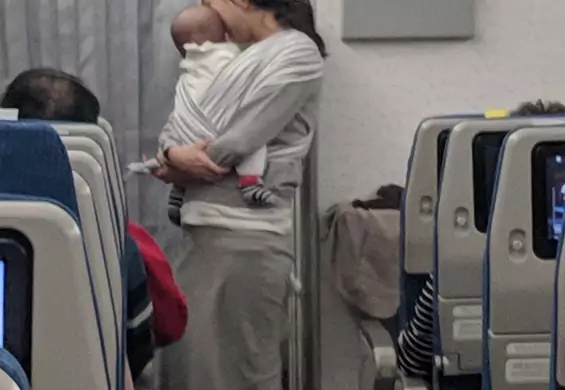 Ta mama zaskoczyła pasażerów lotu, uprzedzając ich reakcję na płacz dziecka