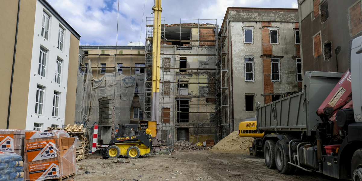 Budują mieszkania komunalne w budynku dawnego szpitala