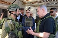 Premier Izraela Benjamin Netanjahu rozmawia z żołnierzami