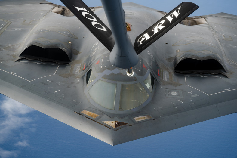 Podczas jednego lotu bombowiec może zaliczyć nawet kilka tankowań. Na zdjęciu B-2 podczas uzupełniania zapasów paliwa nad Atlantykiem, 6 września 2021 r. Warto zwrócić uwagę na powierzchnię kadłuba i silniki.