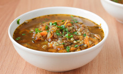 Przepis na wegańską zupę z soczewicy. Sycące danie w stylu śródziemnomorskim