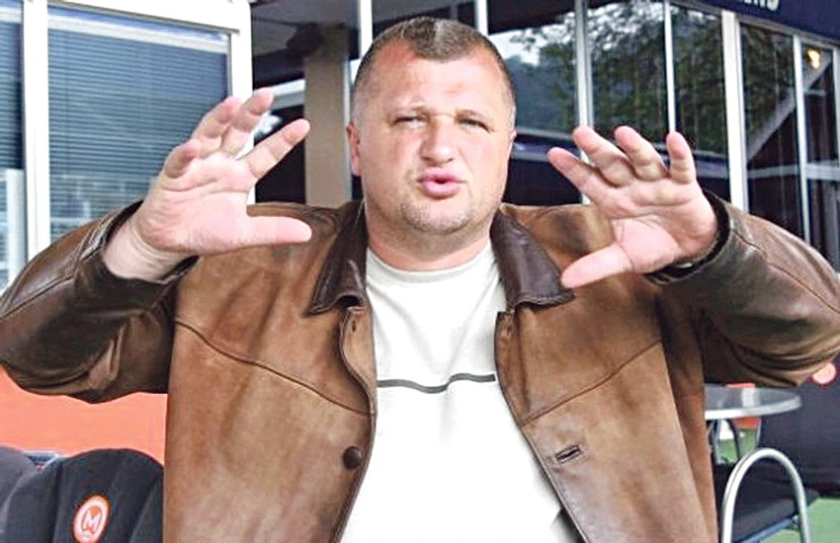 Policajac Refik Ahmetović seća se da ga je Boban udario nogama po ramenu i odgurnuo rukama i da su mu pojedine kolege govorile da puca kapitenu Dinama u leđa.