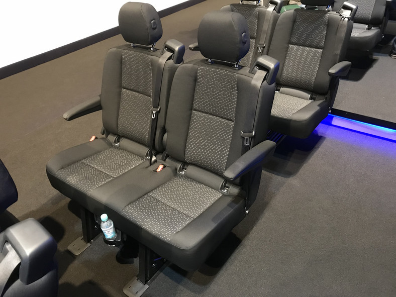 Fotele dla pasażerów zostaną wyposażone w uchwyty na butelki. Uchwyty umieszczono pod siedziskiem
