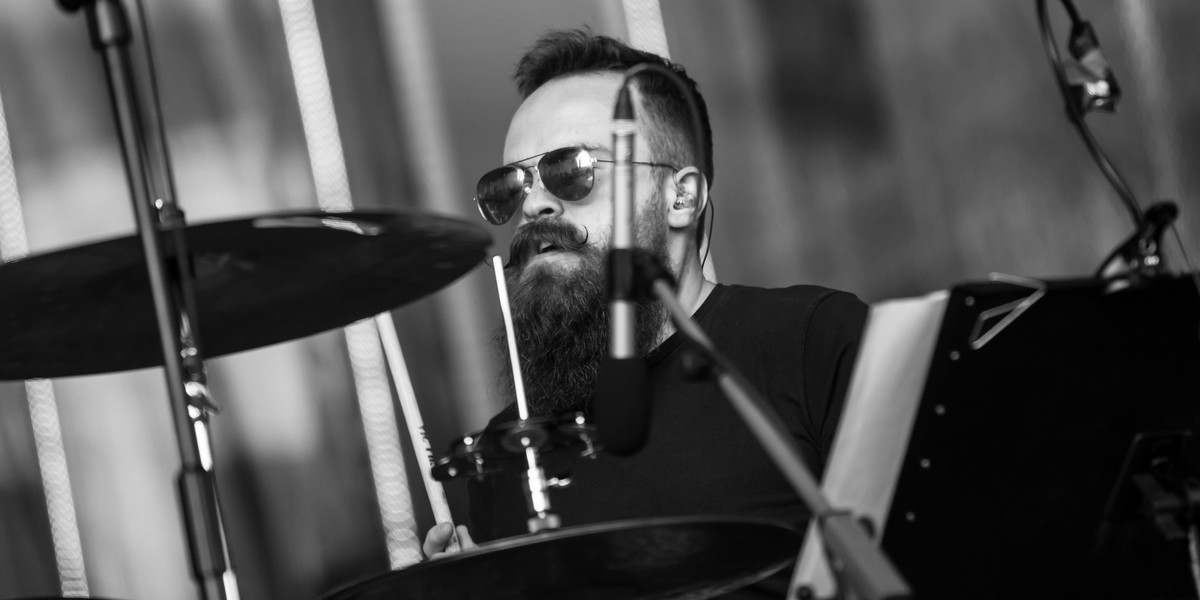 W piątek 5 listopada odszedł Damian Niewiński. Wybitny perkusista miał 35 lat. Bezpośrednią przyczyną zgonu były najprawdopodobniej powikłania po zakażeniu koronawirusem