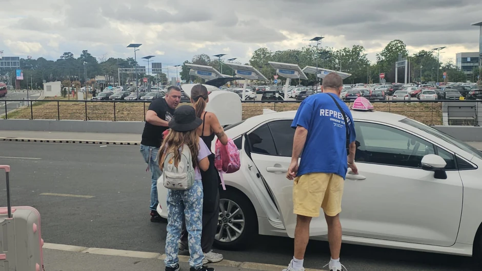 Nikolija i Relja sa decom na aerodromu