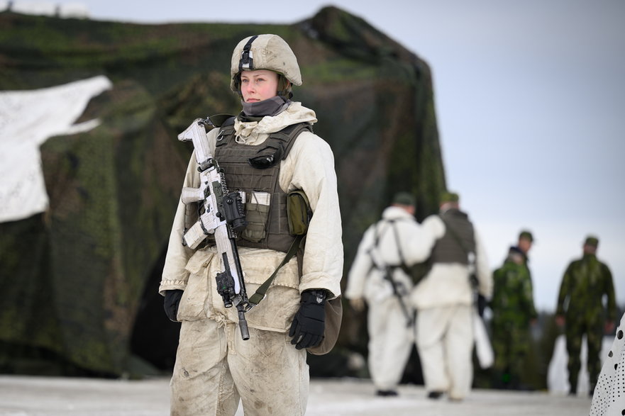 Finlandia: członkini szwedzkiego pułku logistycznego stoi na straży w magazynie zaopatrzenia podczas ćwiczeń wojskowych Nordic Response, 08 marca 2024 r.