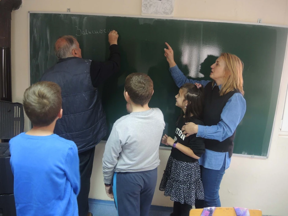 Milija, Jasmina i troje đaka škole u Trnavi