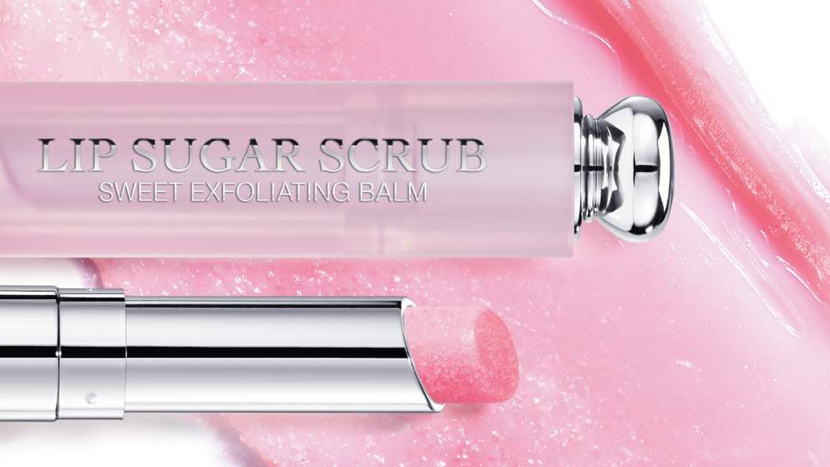 Dior prezentuje peelingujący i odżywczy Lip Sugar Scrub z serii Backstage Pros - preparat do ust o złuszczającym działaniu. Kosmetyk ma wygodną formę sztyftu, a jego receptura została wzbogacona kryształkami cukru. Wizażyści podkreślają, że wypielęgnowane i optymalnie nawilżone usta są gwarancją pięknej, głębokiej barwy.