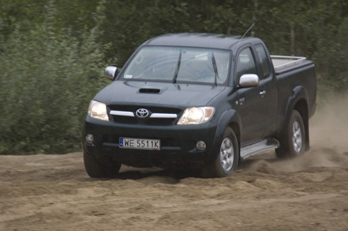 Nissan NP300 kontra Toyota Hilux. Porownanie pikapów do pracy