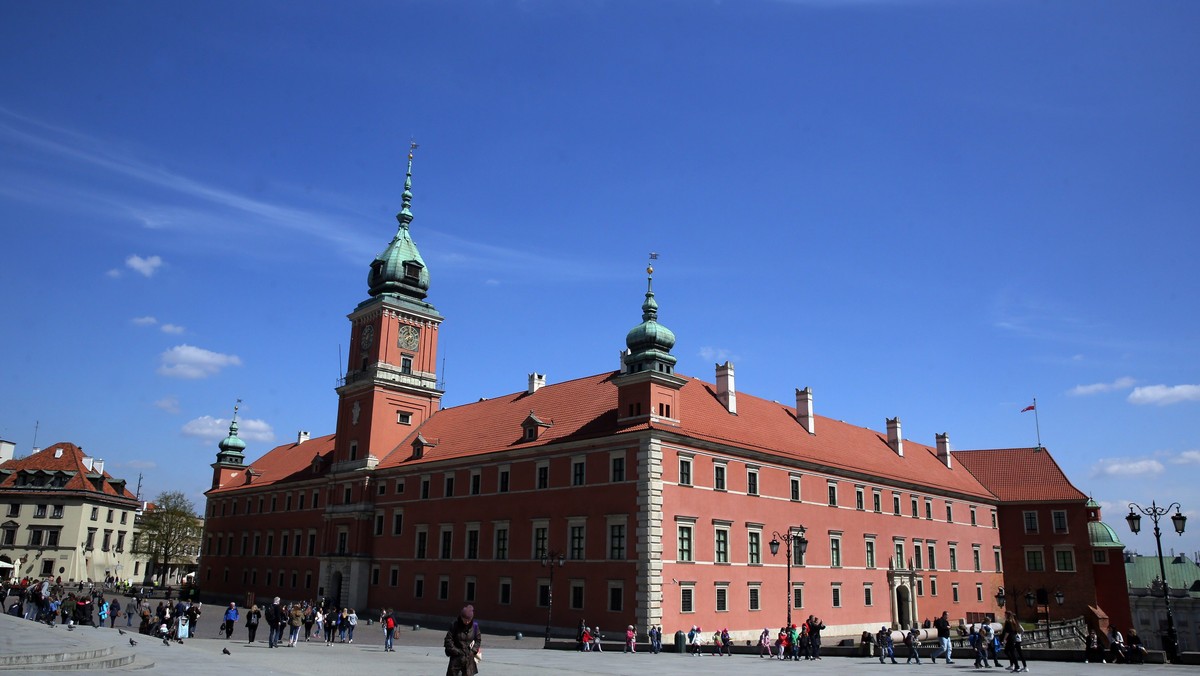 Na Zamku Królewskim rozpoczęła się w niedzielę uroczysta sesja Rady Warszawy. Tytuł honorowego obywatela stolicy otrzyma prawnik, b. pierwszy prezes Sądu Najwyższego prof. Adam Strzembosz. Sesja jest częścią programu obchodów 72. rocznicy wybuchu powstania warszawskiego. W obchodach nie biorą udziały radni Prawa i Sprawiedliwości.