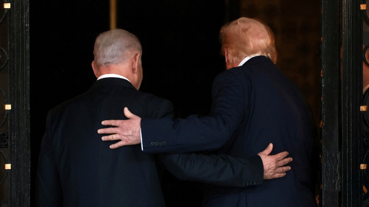 Americký prezident Donald Trump a izraelský premiér Benjamin Netanjahu sa objímajú pri vstupe do Trumpovho klubu Mar-a-Lago v Palm Beach na Floride v USA 29. decembra 2025. 