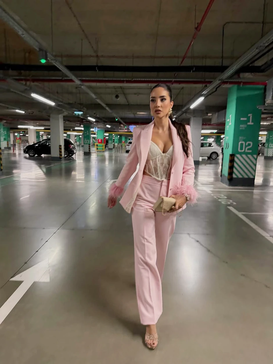 Bujne grudi prelivaju iz korseta: Svi bruje da je Anđela Đuričić stavila silikone, a sad dodatno podigla prašinu