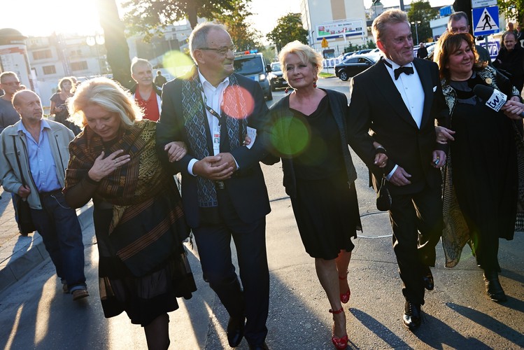 Ewa Wiśniewska, Jerzy Fedorowicz, Magdalena Zawadzka oraz Daniel Olbrychski z żoną Krystyną Demską w drodze na galę otwierającą 39. Festiwal Filmowy w Teatrze Muzycznym w Gdyni