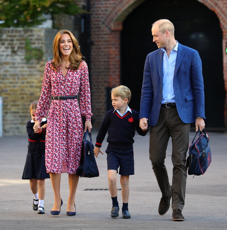 Charlotte i George idą do szkoły (zdjęcia sprzed wybuchu pandemii)