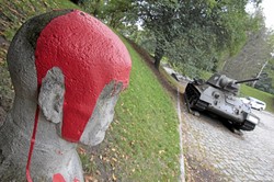 "Śmierć komuchą!". Atak wandali na cmentarz żołnierzy