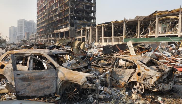 Doradca mera Mariupola: W mieście zaczynają zawalać się uszkodzone budynki