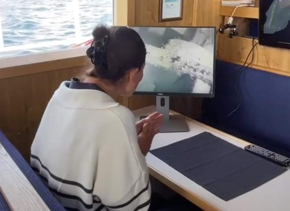 Badaczka przy monitorze ze zdjęciem wraku