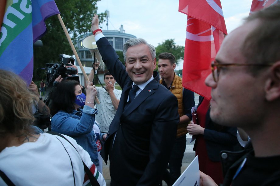 Robert Biedroń pod siedzibą TVP witany był przez grupę zwolenników.