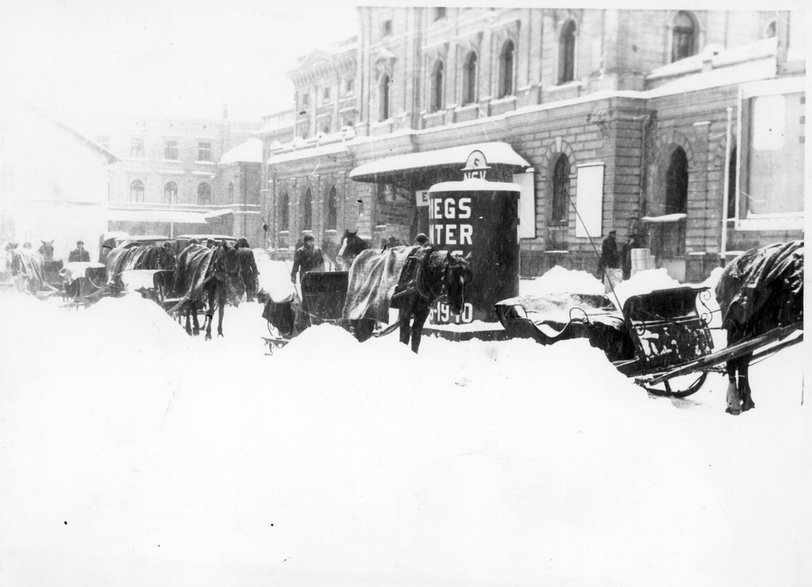 Postój dorożek przed Dworcem w Krakowie. Zdjęcie zrobione w 1940 roku, w czasie II wojny światowej. Źródło: Narodowe Archiwum Cyfrowe.