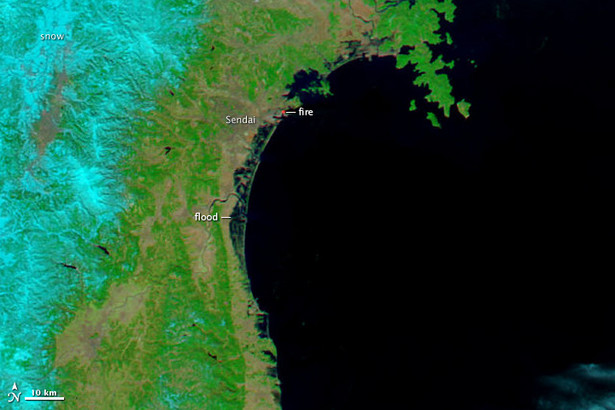 Tsunami zalewające Japonię w okolicy Sendai - mapa satelitarna. Źródło: NASA’s Earth Observatory