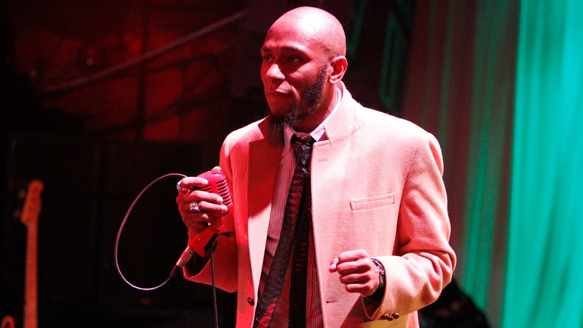 Yasiin Bey, raper znany w przeszłości jako Mos Def, zaprezentował na koncercie dwa premierowe utwory: "Black Jesus" i "Young Love".