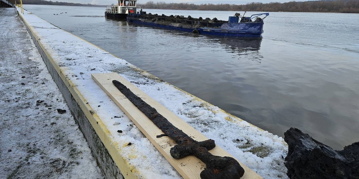 Włocławek. Niesamowite odkrycie na dnie Wisły. Znaleziono miecz wikinga.