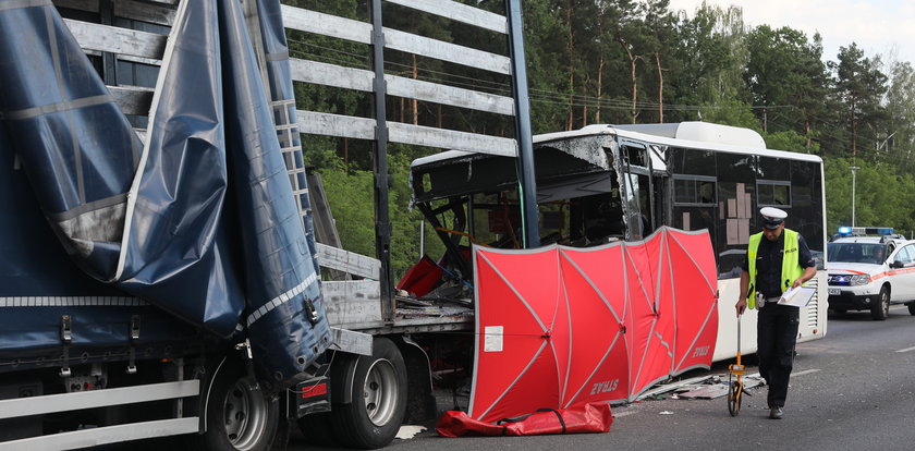 Tragiczny wypadek w Ząbkach pod Warszawą. Autobus zderzył się z ciężarówką