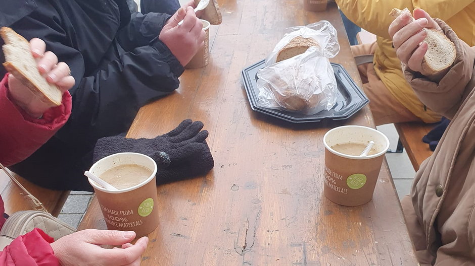 Stowarzyszenie "Ludzie dla ludzi" częstuje bezdomnych zupą na rynku
