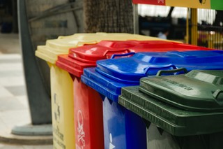 Nowość na polskich ulicach: czerwone pojemniki na odpady. Co do nich wrzucać? Do czego służą czerwone kosze? Oto przewodnik po nowej segregacji