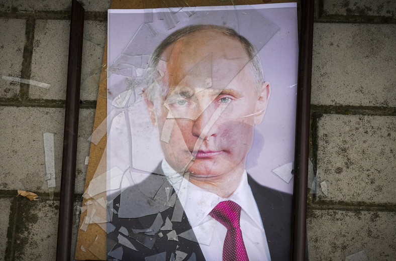 Leżący na ziemi portret prezydenta Rosji Władimira Putina, Chersoń, 16 listopada 2022 r.