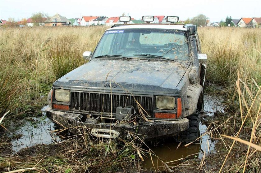 Jeep ugrzązł w bagnie