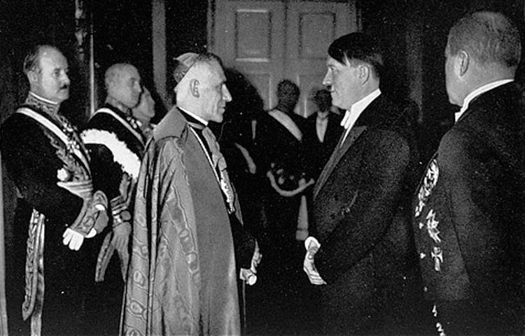 Pośrednio o wspieranie nazistów oskarżano również papieża Piusa XII – za to, że nie chciał publicznie potępić Holokaustu