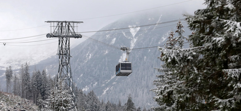 W Tatrach przybywa śniegu, oblodzenia na szlakach