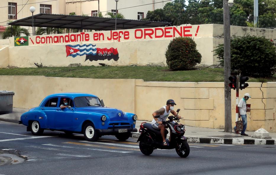 Forradalmi jelszavak és veterán autók Havannában / EPA/Ernesto Mastrascusa