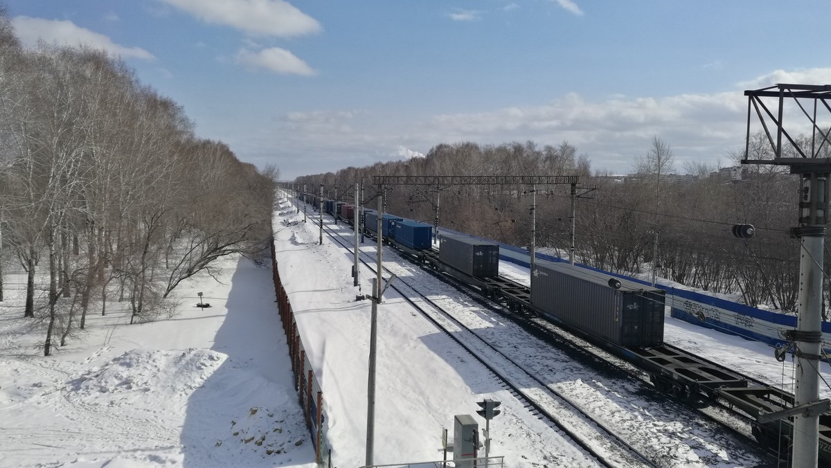 Szlak Transsyberyjski, w znaczeniu przyjętym w tym przewodniku, to współczesny szlak podróżniczy łączący Moskwę i Pekin, a więc szlak przebiegający nie tylko przez region Syberii, jakby to sugerowała jego nazwa, ale i przez obszar europejskiej Rosji, Mongolii i północnych Chin.