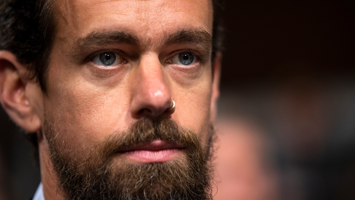 Decyzję o rezygnacji z reklam politycznych ogłosił CEO Twittera Jack Dorsey. Twitter podjął decyzję w cieniu krytyki Facebooka, któremu zarzuca się, że dopuszcza reklamy, w których politycy jawnie kłamią. Decyzja dotyczy nie tylko USA, ale wszystkich krajów. Od 22 listopada na Twitterze nie będzie można zamieszczać politycznych reklam.