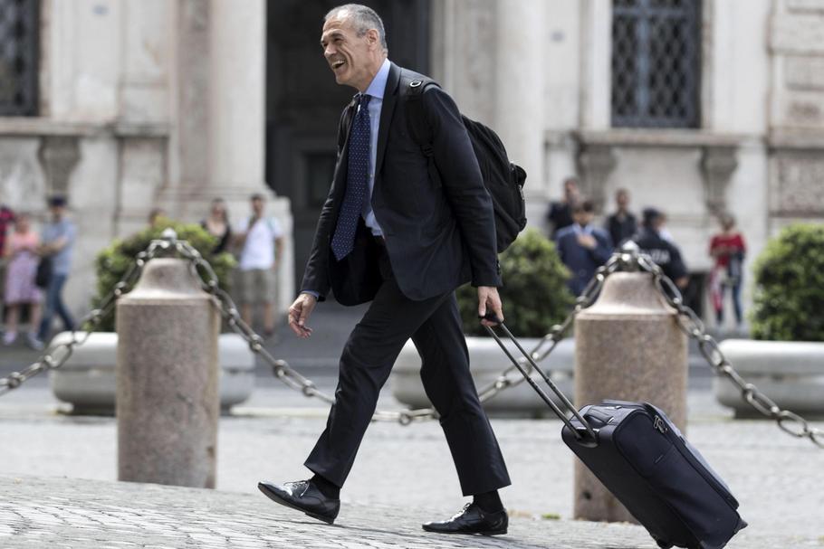Carlo Cottarelli tuż przed spotkaniem z prezydentem Sergiem Mattarellą. Rzym, 28 maja 2018 r.