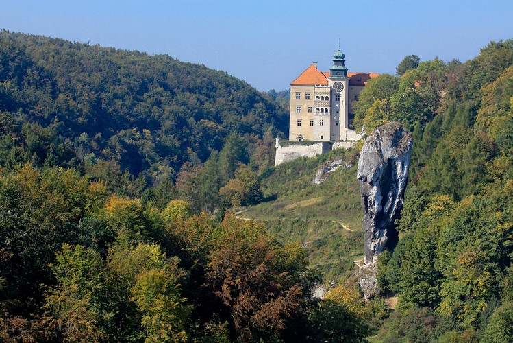 Ojców – uzdrowisko położone na terenie Ojcowskiego Parku Narodowego. Do głównych atrakcji turystycznych tego regionu można zaliczyć: ruiny zamku Kazimierza Wielkiego oraz liczne jaskinie. Ojców. Fot.flickr/PolandMFA