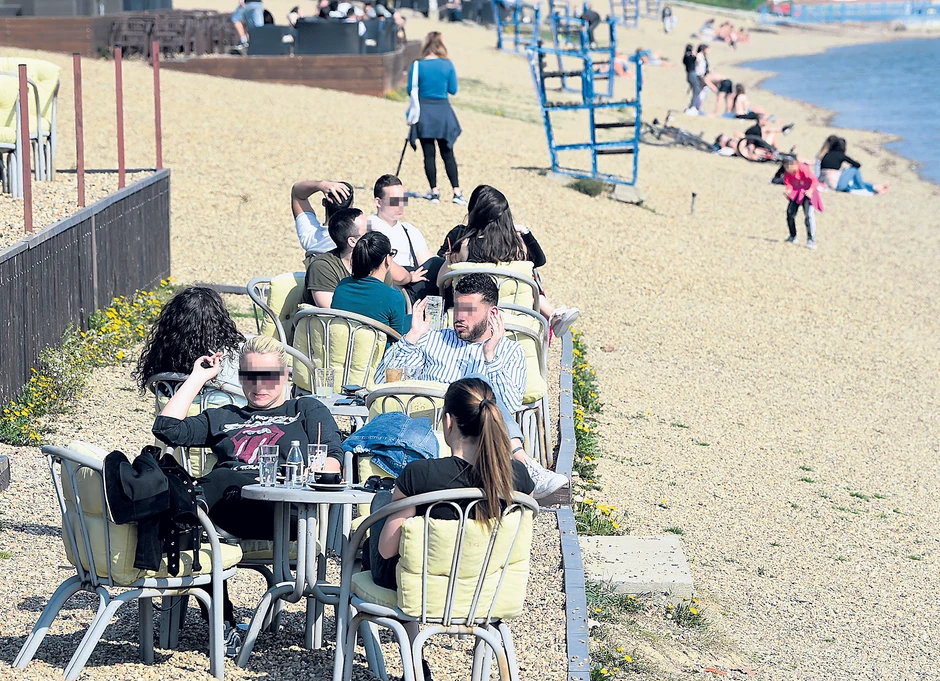 Vlasnici pasa su koristilivreme za izvođenje kućnih ljubimaca za međusobna druženja čak i za vreme policijskog časa