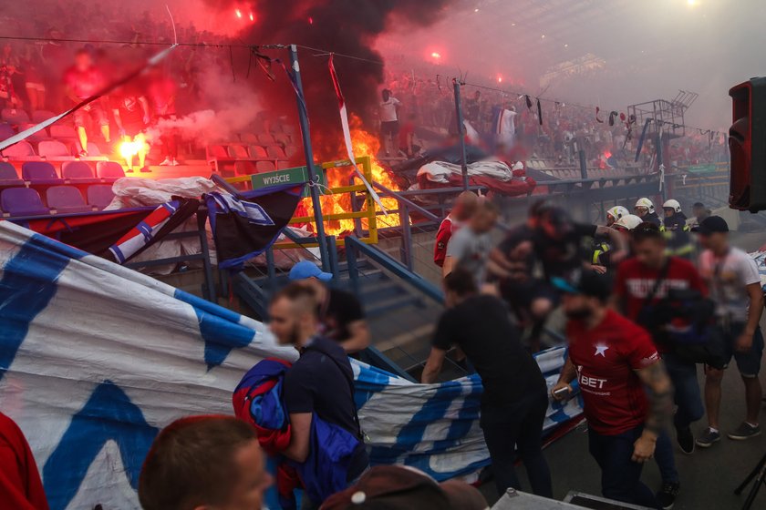 Co za głupota! Polscy chuligani podpalili własny stadion