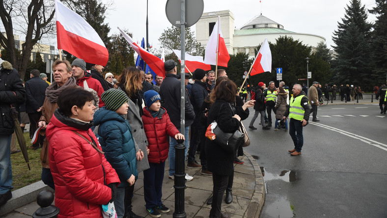 Manifestacje KOD w Polsce. Kto się pojawił na pikietach