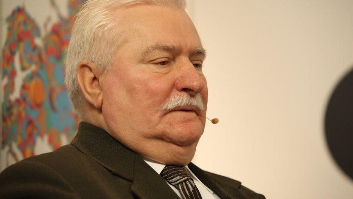 Lech Wałęsa w rozmowie z Moniką Olejnik skomentował pomysł prezydenta elekta na temat pomnika smoleńskiego. Zdaniem Andrzeja Dudy pomnik powinien stanąć przy Krakowskim Przedmieściu. - Duda szuka zaczepki, pierwszą już ma. Niech robi tak dalej, to zobaczymy, jak długo będzie prezydentem – powiedział noblista na falach Radia Zet.