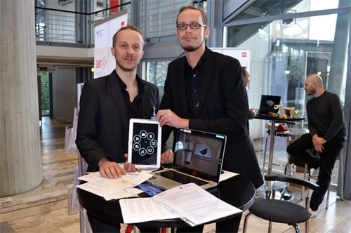 Sebastian Winkler i Christian Beier, prezentują stworzoną przez siebie aplikację Shoutr służącą do szybkiej, i bezpiecznej wymiany plików, oraz komunikacji w oparciu o hotspoty Wi-Fi. W Hanowerze zabrakło jedynie Benjamina Wernera, trzeciego z ojcców założycieli startupu Shoutr Labs