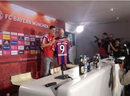 Robert Lewandowski już w Bayernie. Ładnie mu w nowej koszulce?