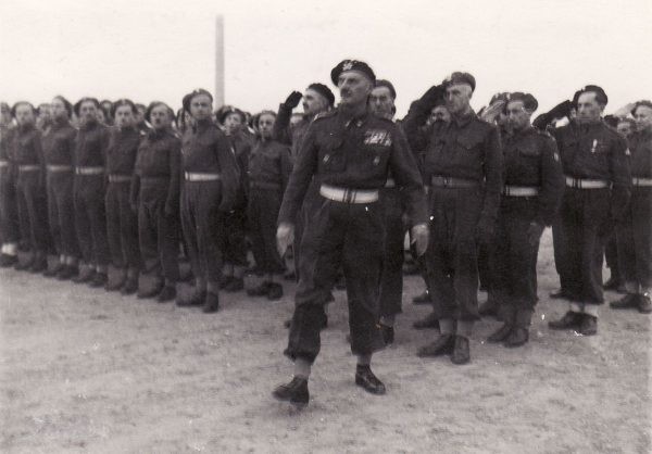 Władysław Anders podczas inspekcji Gimnazjum polskiego w Casarano we Włoszech, 2 czerwca 1946 roku. A mógł już wtedy być w Polsce…