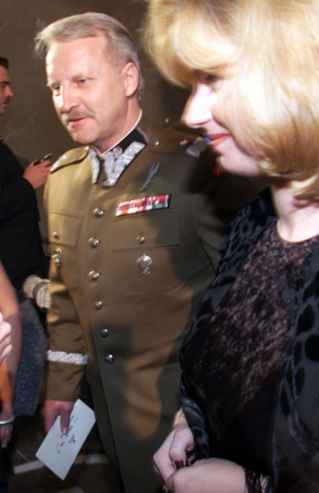 Uroczysta premiera filmu Andrzeja Wajdy "Pan Tadeusz" w warszawskim Teatrze Wielkim w 1999 r.