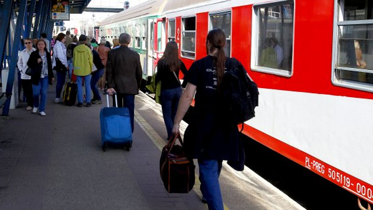Ponad 370 minut opóźnienia ma pociąg relacji Przemyśl - Szczecina. Powód? Przypadki oblodzenia trakcji.