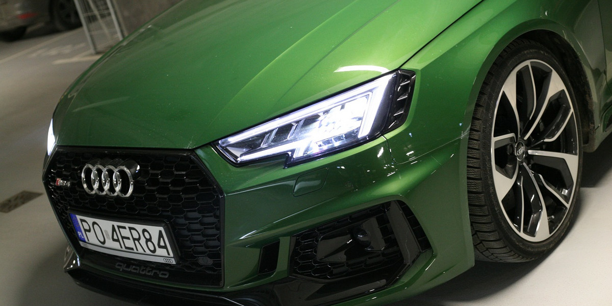 Audi RS4 wygląda jak opakowany w blachę, przyczajony gad, szczególnie w tym niejednoznacznym zielonym kolorze.