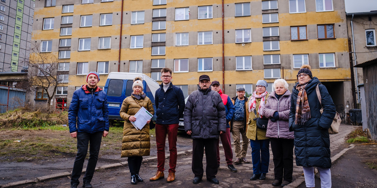 Mieszkańcy ul. Sienkiewicza 13 w Dąbrowie Górniczej apelują o pilny remont bloku. 